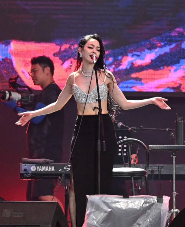 女歌手自曝凄惨经历：曾是知名乐队主唱，不幸患麻痹症五感衰弱