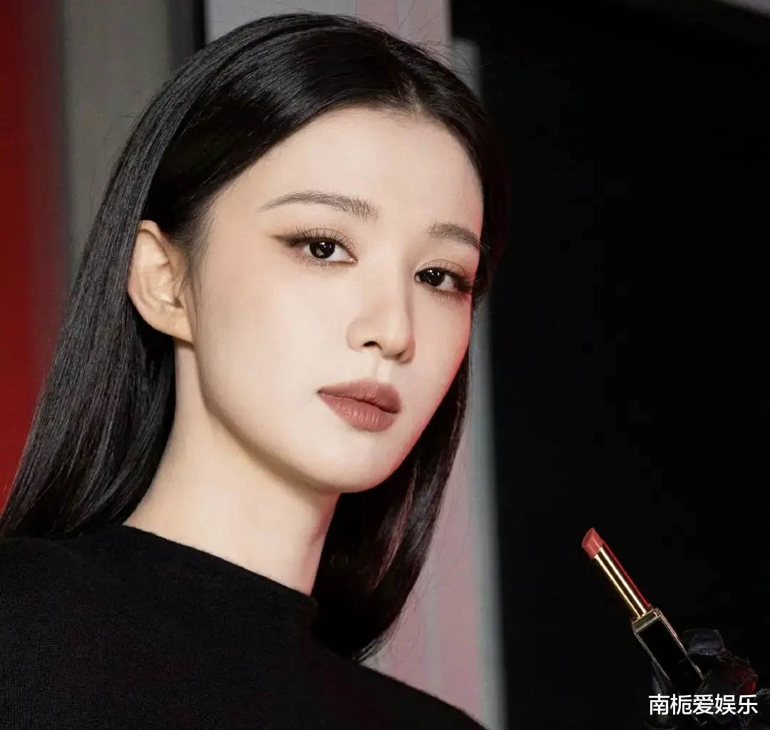 王楚然“黑天鹅”造型惊艳亮相，冷艳气质引爆时尚话题