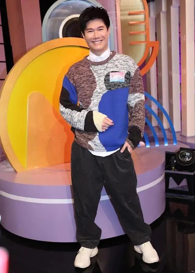 TVB男歌手大方承认整容，坦诚态度获网友赞赏，直言不需要去隐瞒