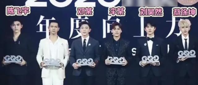 杨紫“现男友”晒合照被全网调戏：看看腹肌