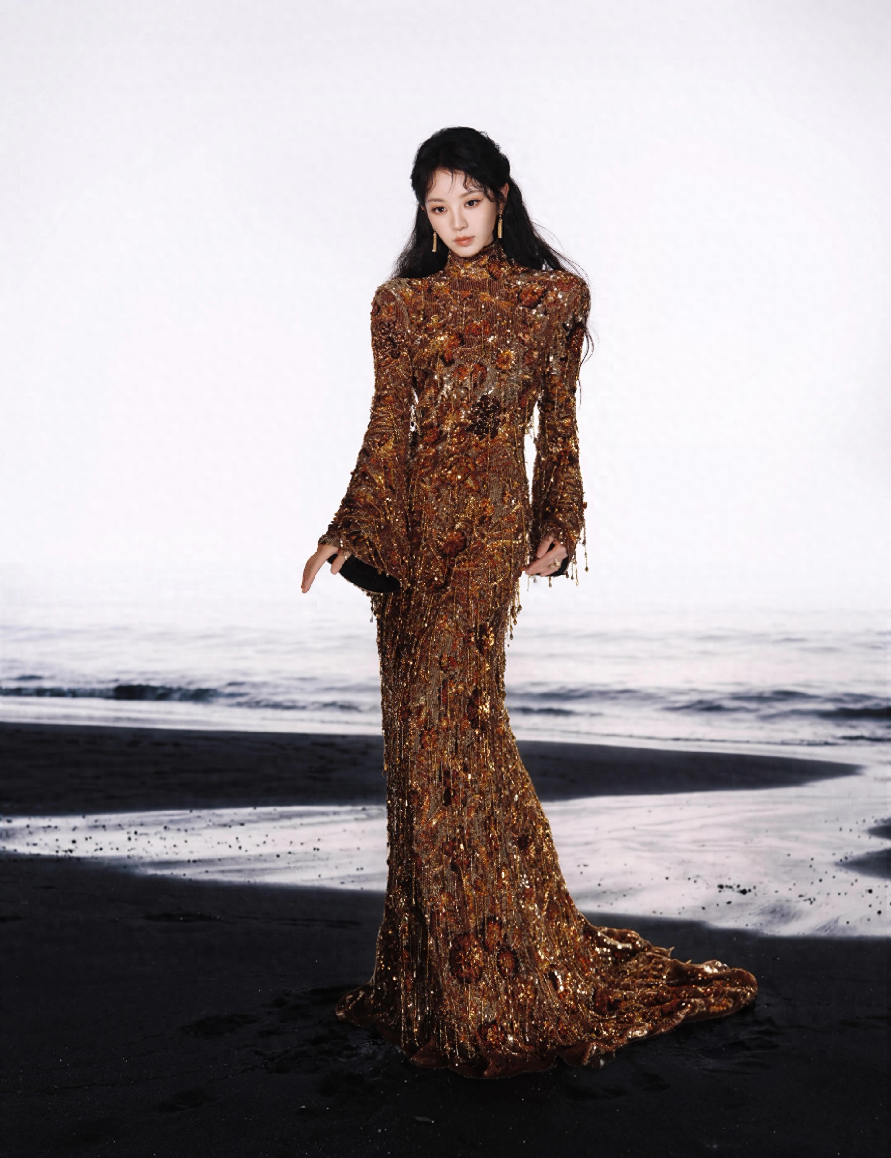 田曦薇星光大赏出图，穿金色流苏裙，完全女王来的，期待红毯呀！