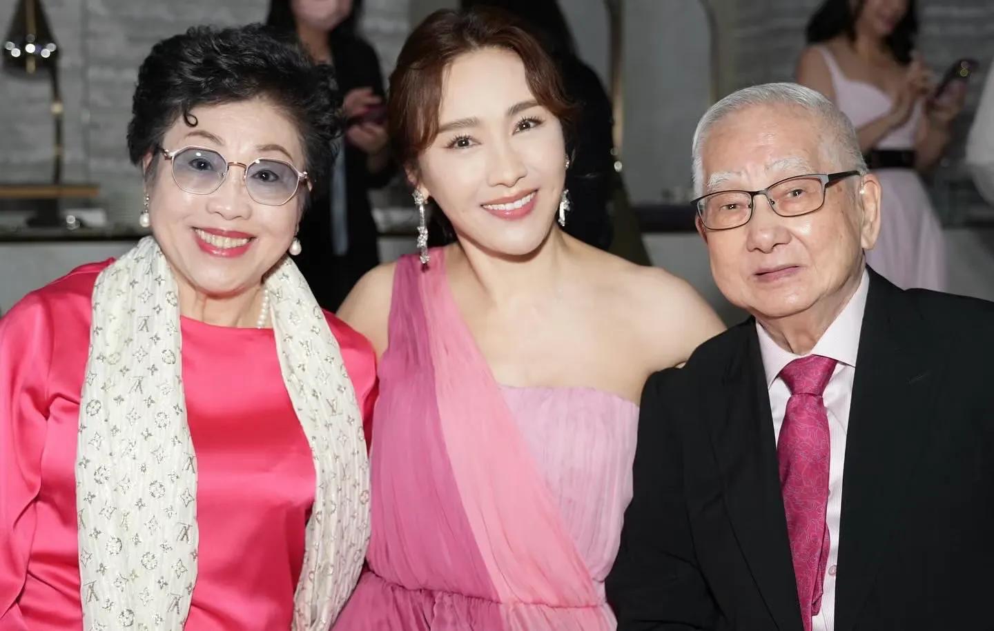 众名媛为黎姿庆生!稳坐C位是明艳大美女,李嘉欣靠她打入贵妇圈