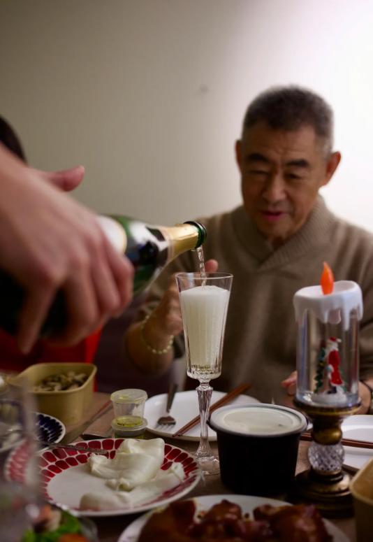 朱珠搂着老公过圣诞！4岁女儿挺小圆肚戴皇冠，岳父母现场夸女婿