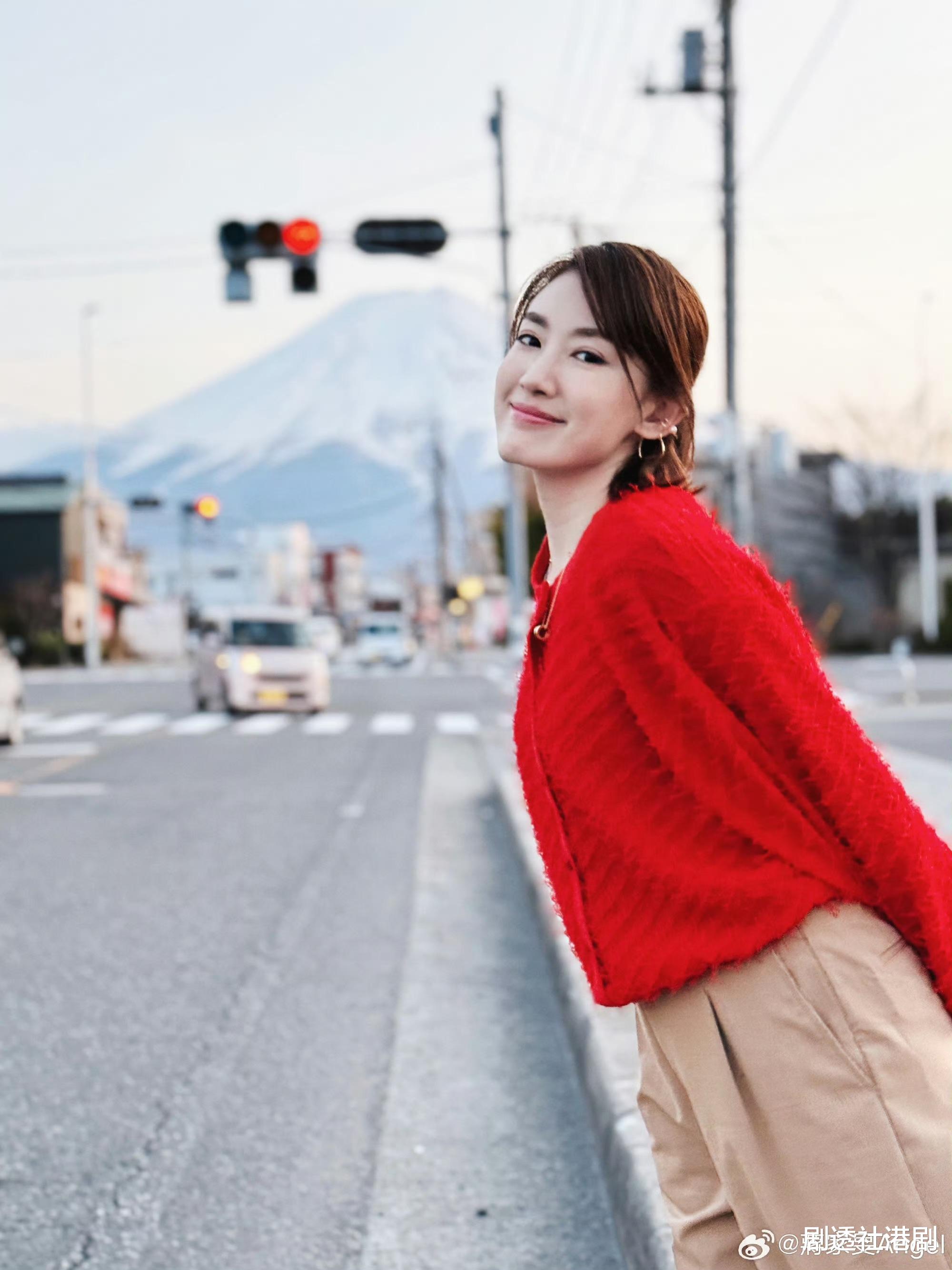 TVB上位小花获好友庆生！去年突然低调大婚，婚后多次被传有孕