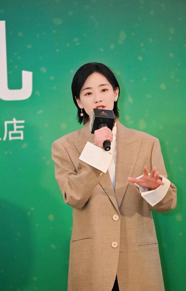 杨受成太古里剪彩,张艺谋和冯小刚陪同,成龙头发白了,葛优帅气