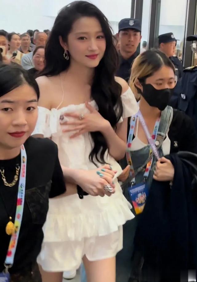 关晓彤最新造型,白色短裙搭微卷发美出新高度,美腿又细又长羡慕