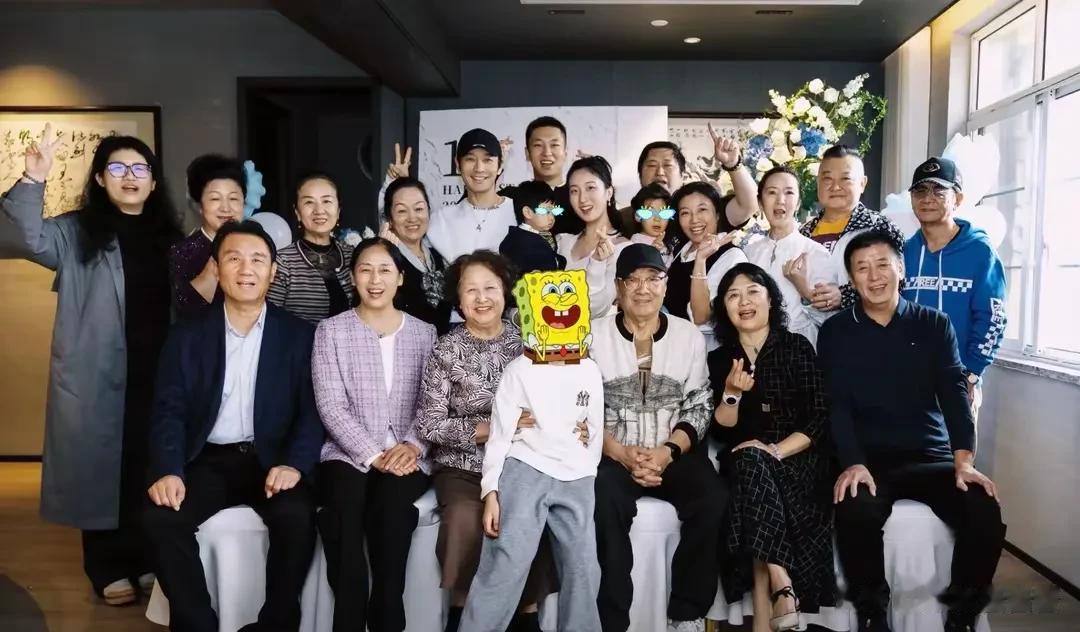 黄晓明担心的事发生了!前妻Angelababy大方得体,叶珂却没有露面