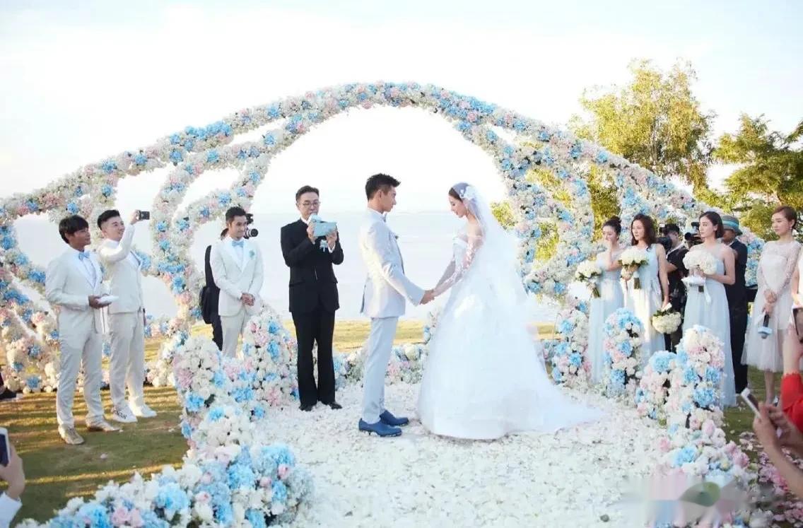 女星浪漫的婚礼布置：张馨予的白色鸢尾花，颖儿的多彩竹蜻蜓