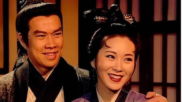 香港已婚老戏骨与年轻女伴上海漫步街头，举止亲密，关系引猜测