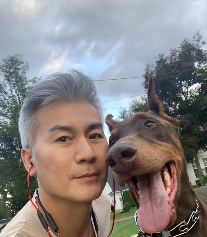 实现财富自由后，他选择移居美国，住豪宅开豪车，无妻无子很潇洒