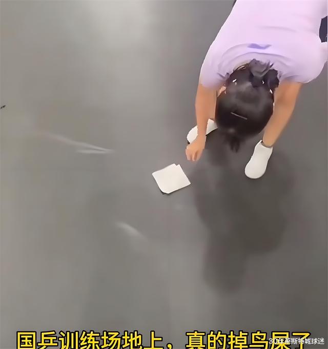 王曼昱心真大！在印度场馆躺着训练，鸟屎落在身旁，她却淡定偷笑
