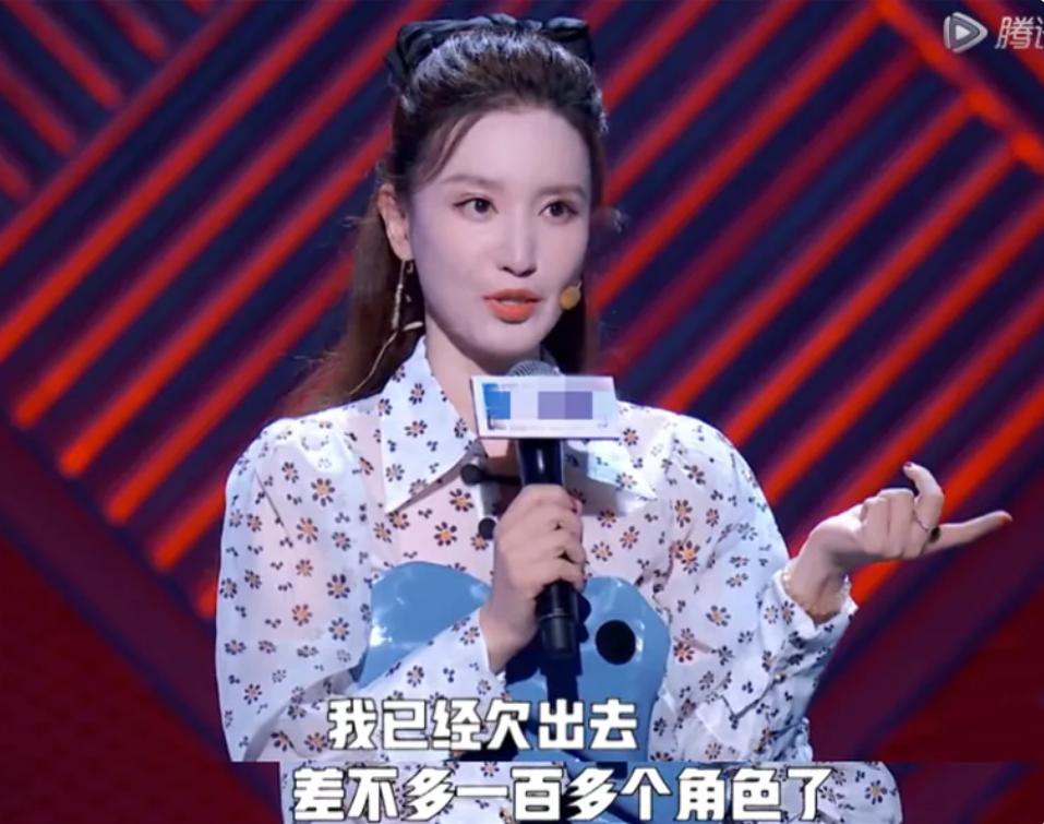 44岁张萌商场主动亲吻50岁老公，情到深处难自控啊，路人表情亮了