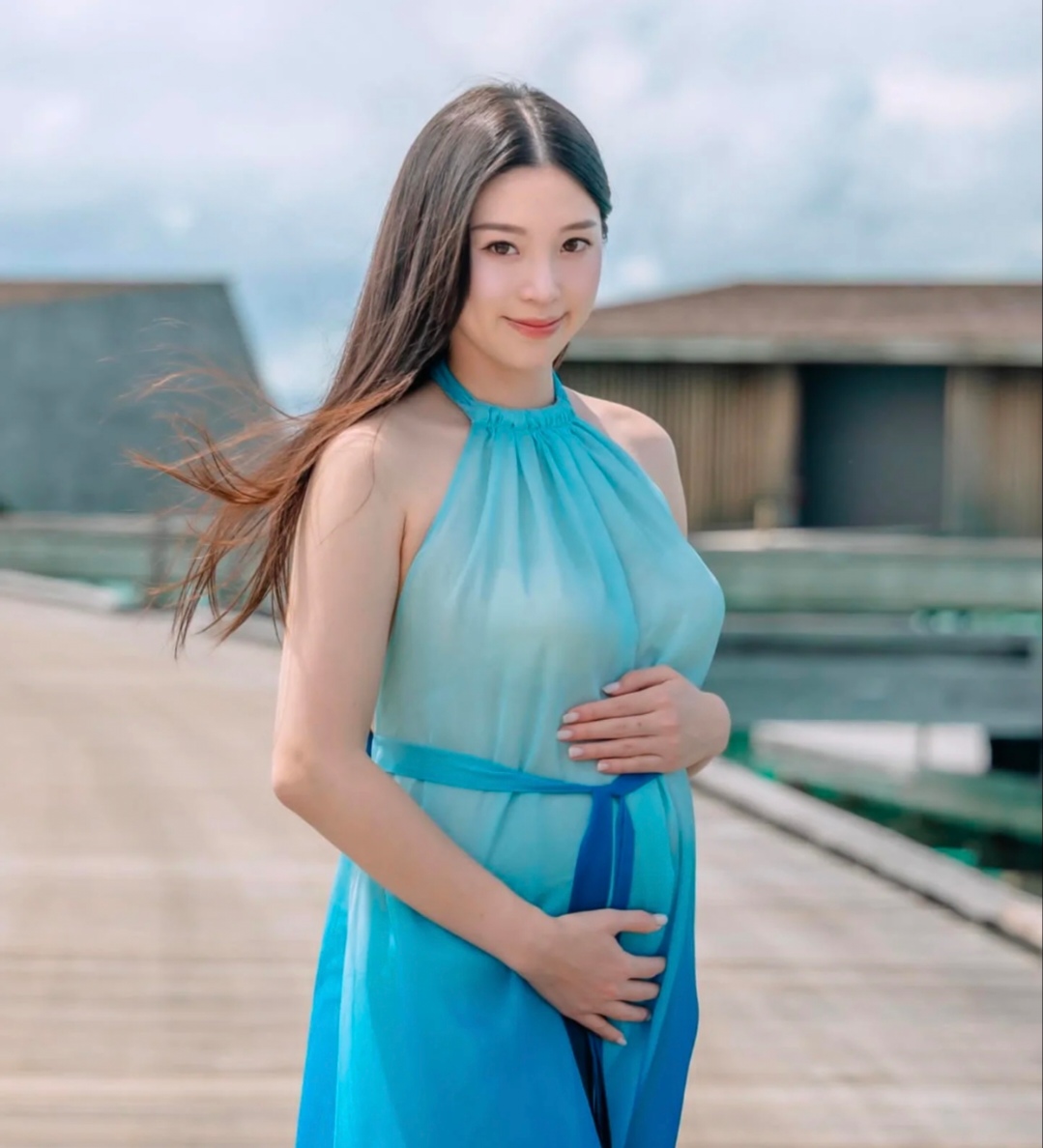 恭喜！香港豪门千金怀二胎，和莎莎太子爷甜蜜游，剖腹生子约一年