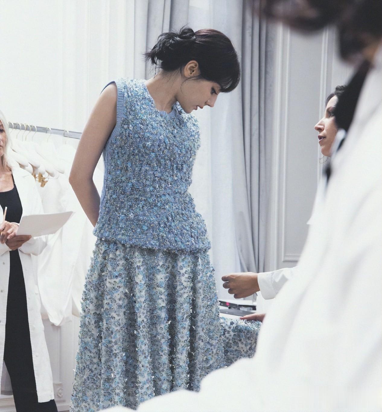 热巴时装周用力过猛,生图妆容显脏还卡粉,真实皮肤状态不佳