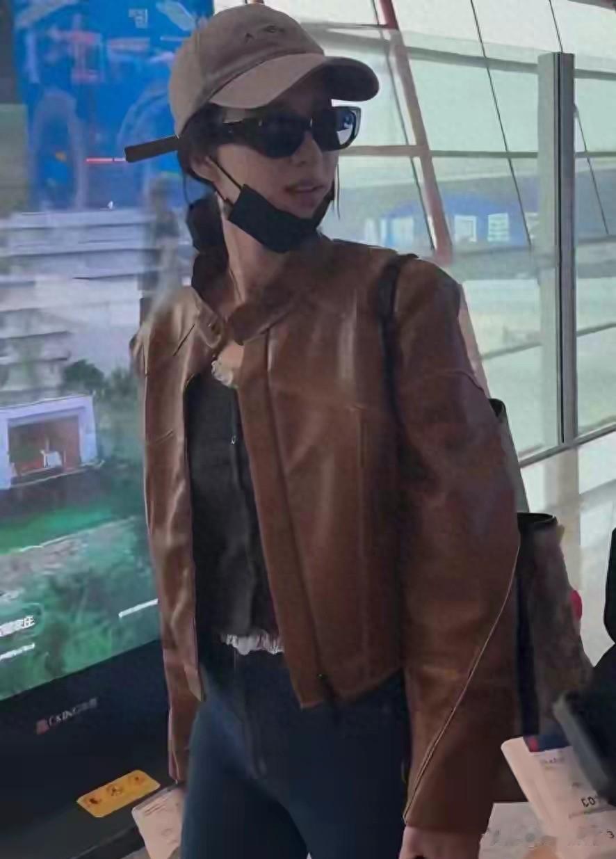 王楚然把“普通款”穿出高级感，喇叭裤显腿长，小跑姿势太可爱