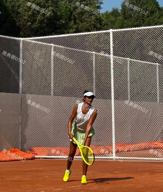 天啊，瞿颖怎么晒成老抽色？难怪她自我调侃跟红土场地融为一体了