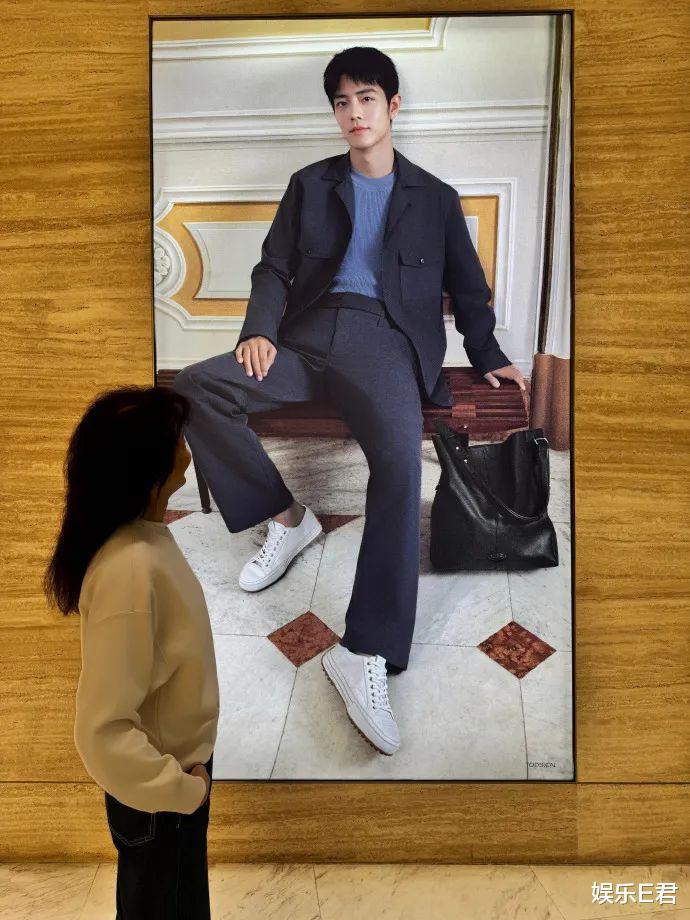 郑裕玲游杭州偶遇肖战,表情兴奋忍不住合照,粉丝祝二人早日同框