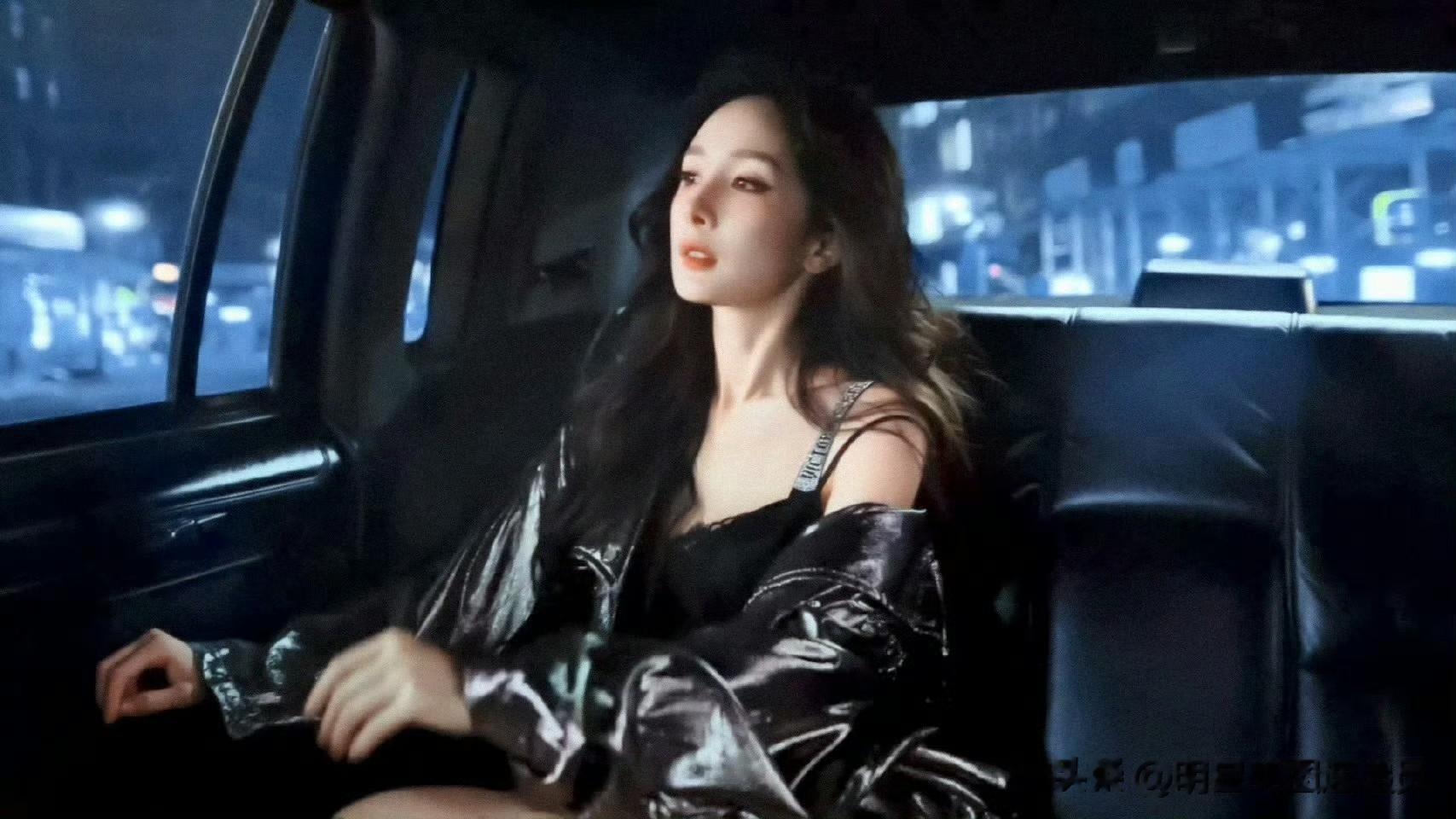 杨幂蓝裙造型美出圈！多风格切换，颜值状态双在线太绝了！