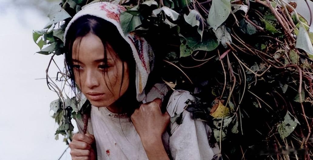 她26岁成了双料影后，嫁给靳东后，高龄生子被丈夫宠成手中宝