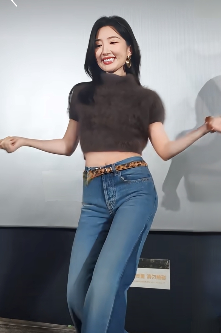 毛晓彤穿搭辣妹风，棕色露腰上衣搭喇叭裤，黑长卷发跳手势舞