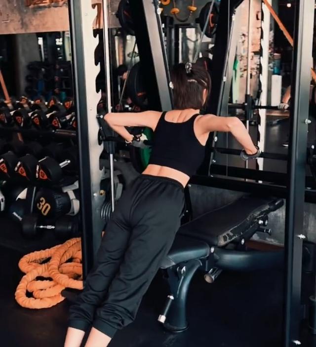 41岁佟丽娅穿挂脖裙亮相，颜值身材顶级，背部肌肉线条绝美了