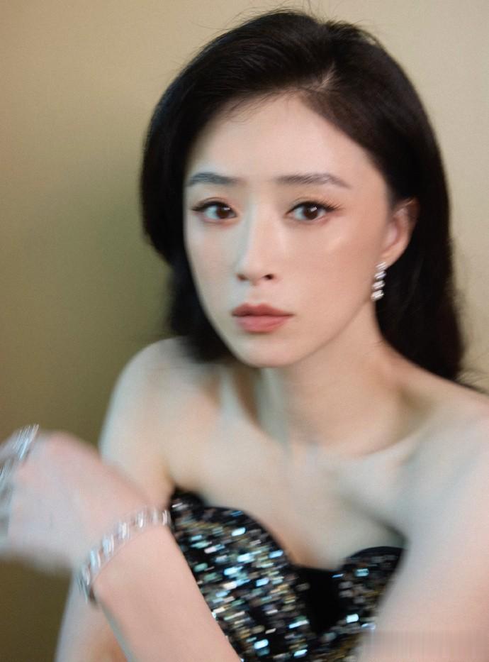 微博视界大会：蒋欣颈窝好深，关晓彤太嫩没眼看，杨超越咋穿个这