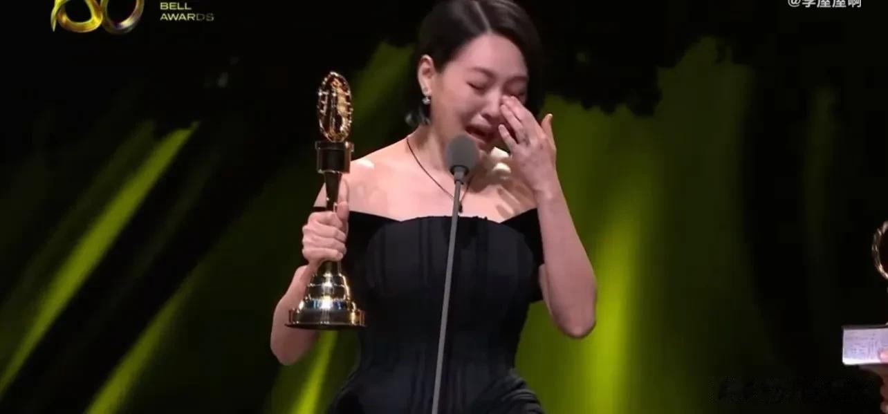 小S穿黑色抹胸裙又白又瘦，姐姐去世8个月第一次公开露面，美爆了