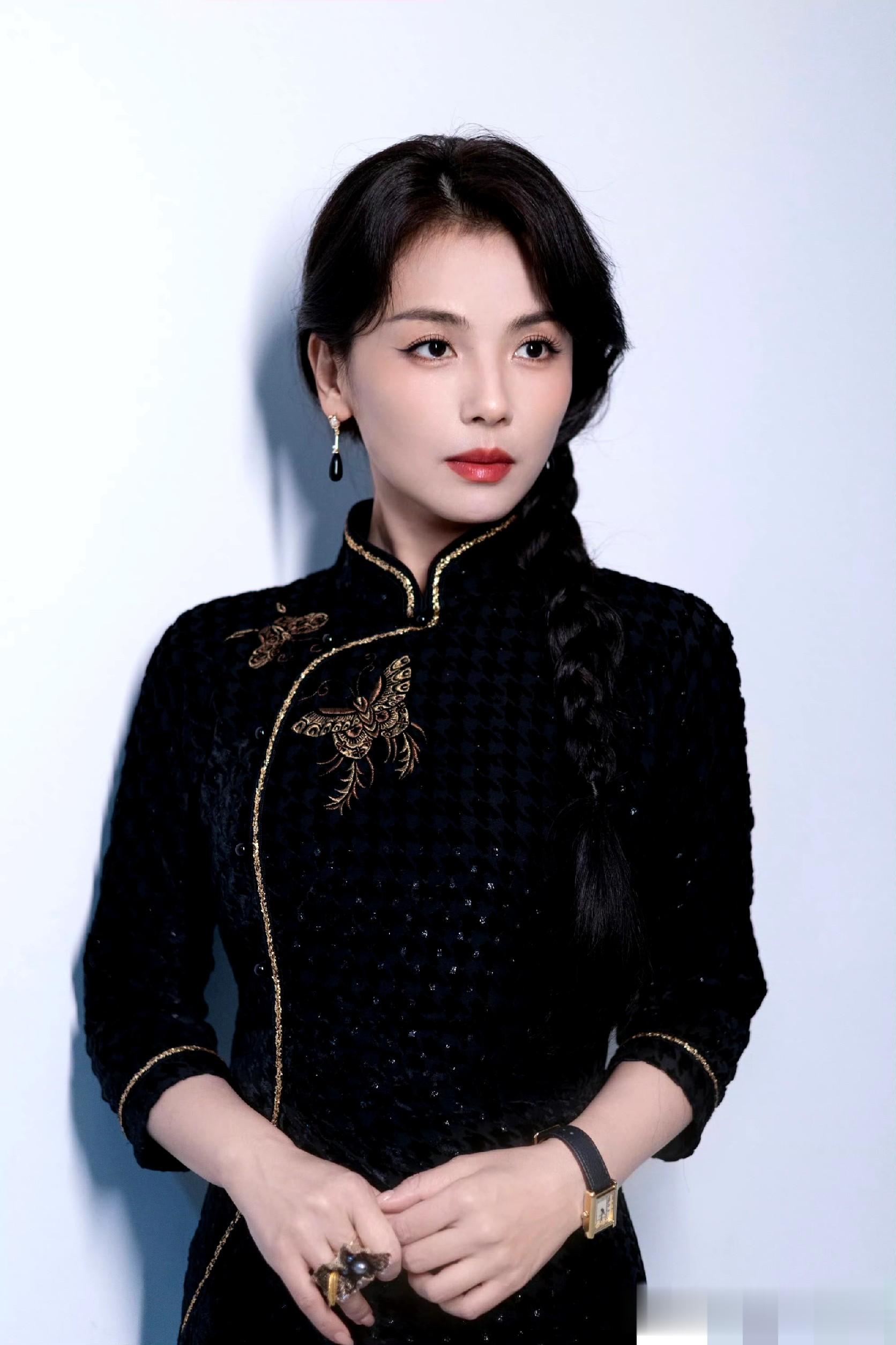 刘涛黑色金绣旗袍造型,麻花辫搭配复古配饰,典雅韵味十足