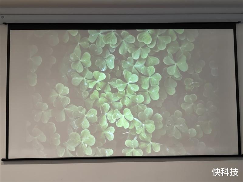 千元投影新卷王！哈趣Q1 Max评测：这是一台Z世代租房党的居家新玩物