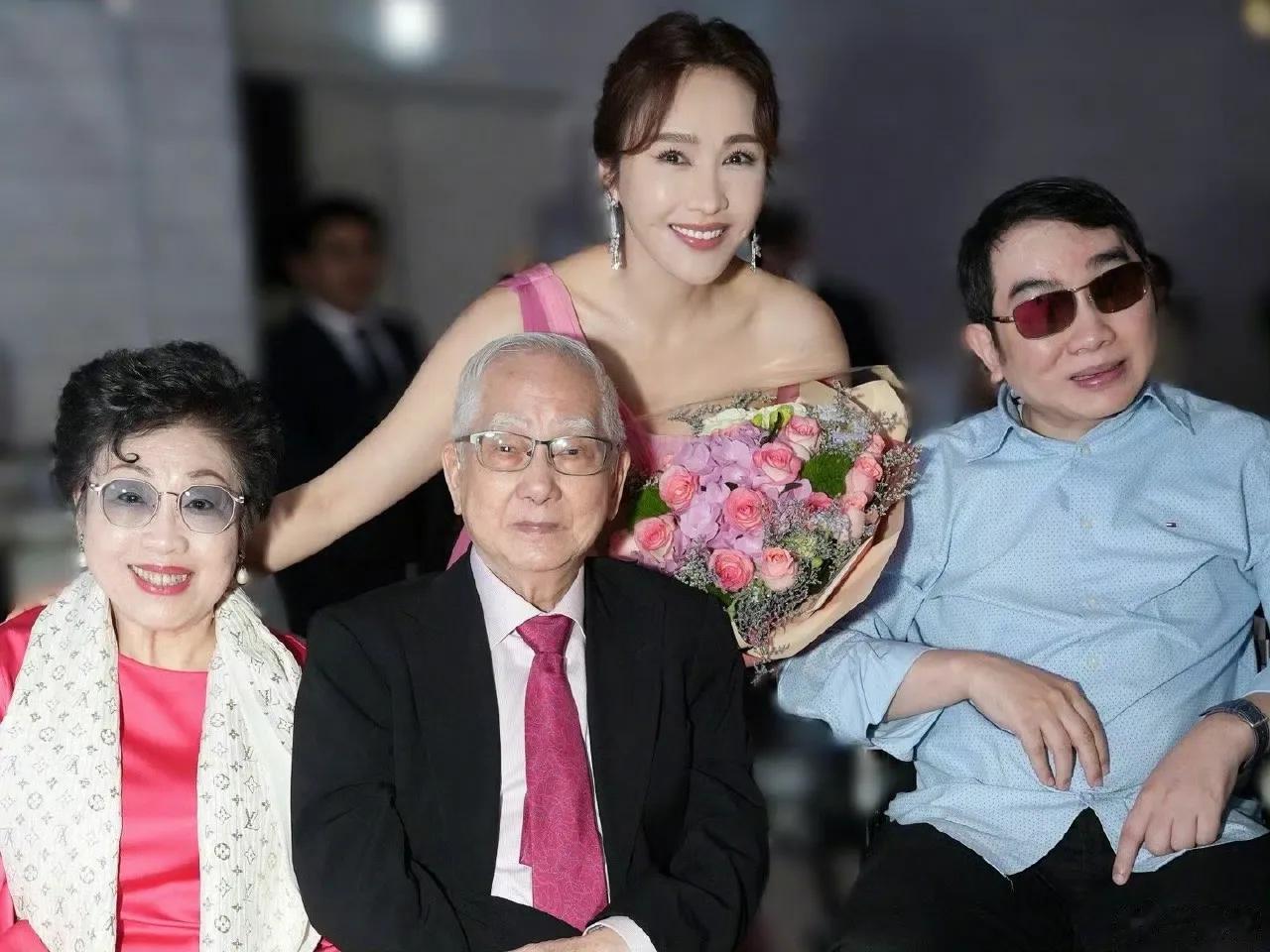 黎姿晒照庆54岁生日，和家人同框幸福满面，马廷强和仨女儿未出镜