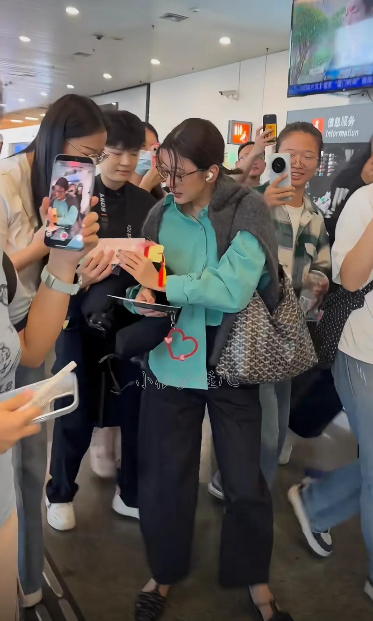 贾静雯新剧造型放大招！穿卫衣搭缎面半身裙，中短发太好看了