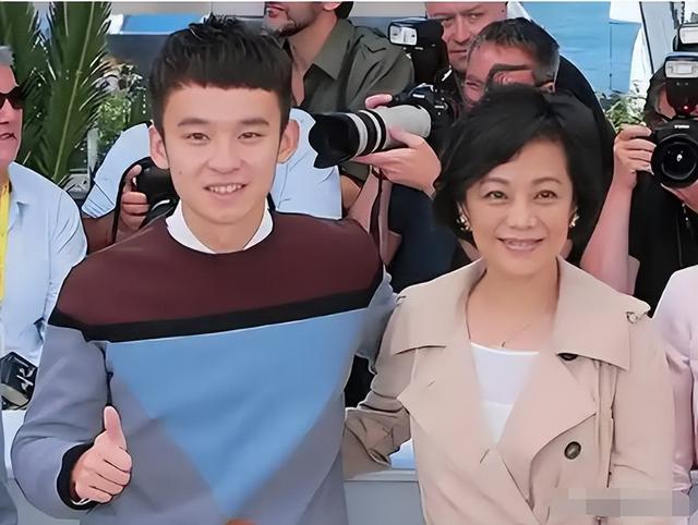 孙俪宠着、赵丽颖护着，长相平平却资源不断，只因他有个好妈妈