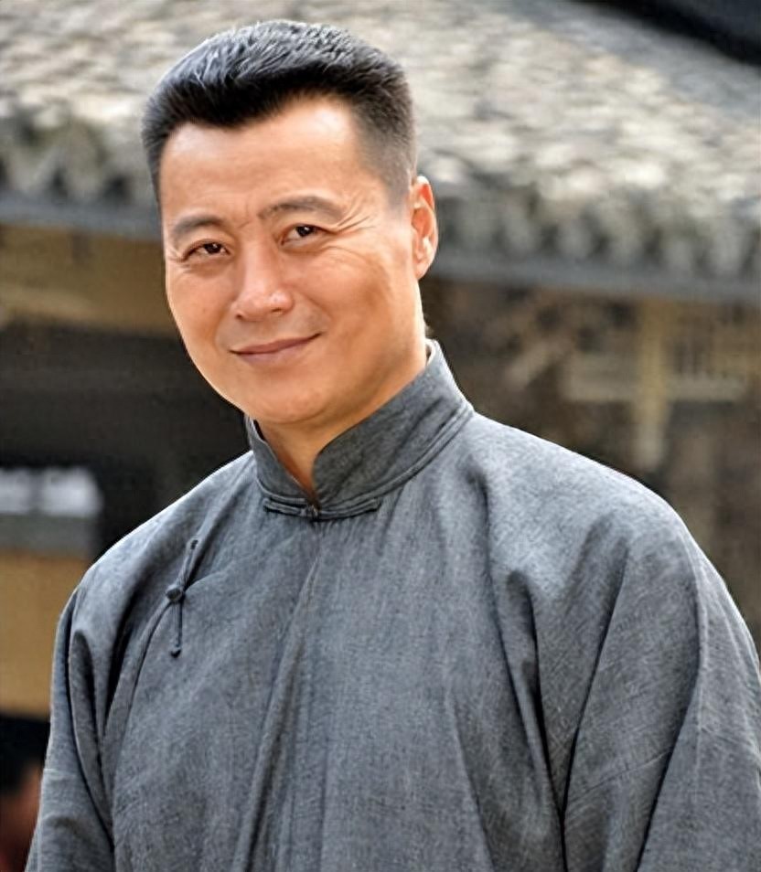 任程伟携妻子参加同学聚会，55岁黄蕾头发全白，和老公不像同辈人