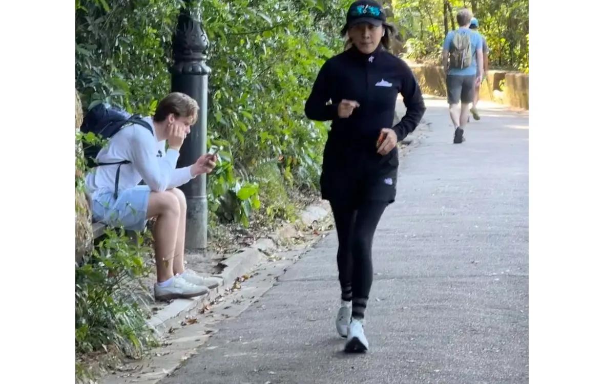 刘嘉玲晒新年第一份礼物，竟是罚单，奔驰大G停路边被罚400港币