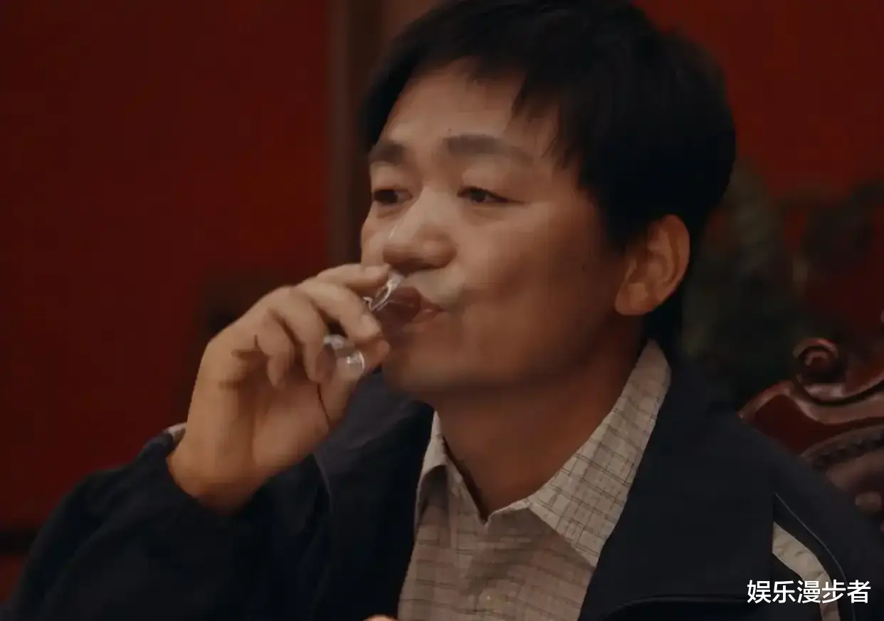 吃得越狠,演技越稳!王宝强吃汉堡,暴露了“假吃演员”的真面目