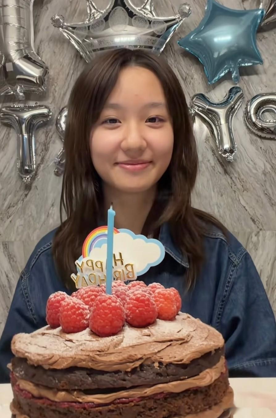 54岁洪欣晒一儿一女，俩孩子下半张脸巨像，都是大鼻子