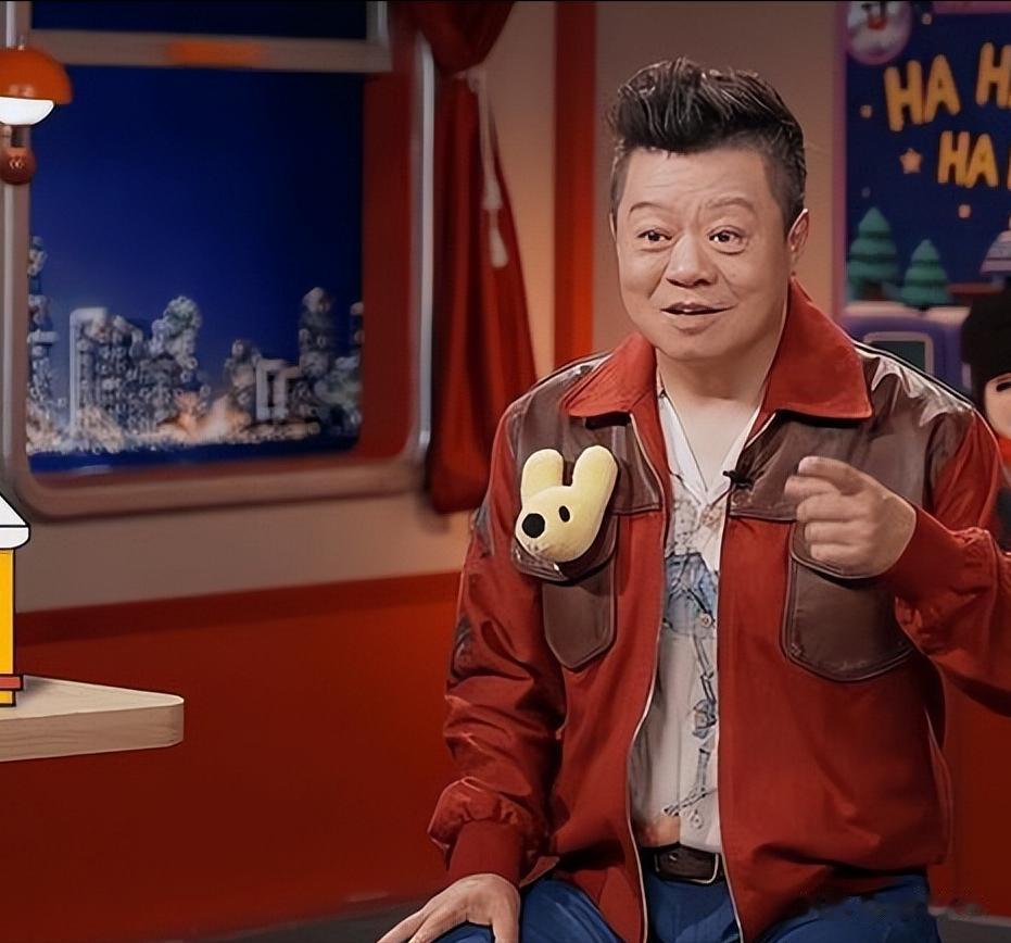 曾是央视知名主持，父亲是马季，妻子是编导，57岁他现在成大老板