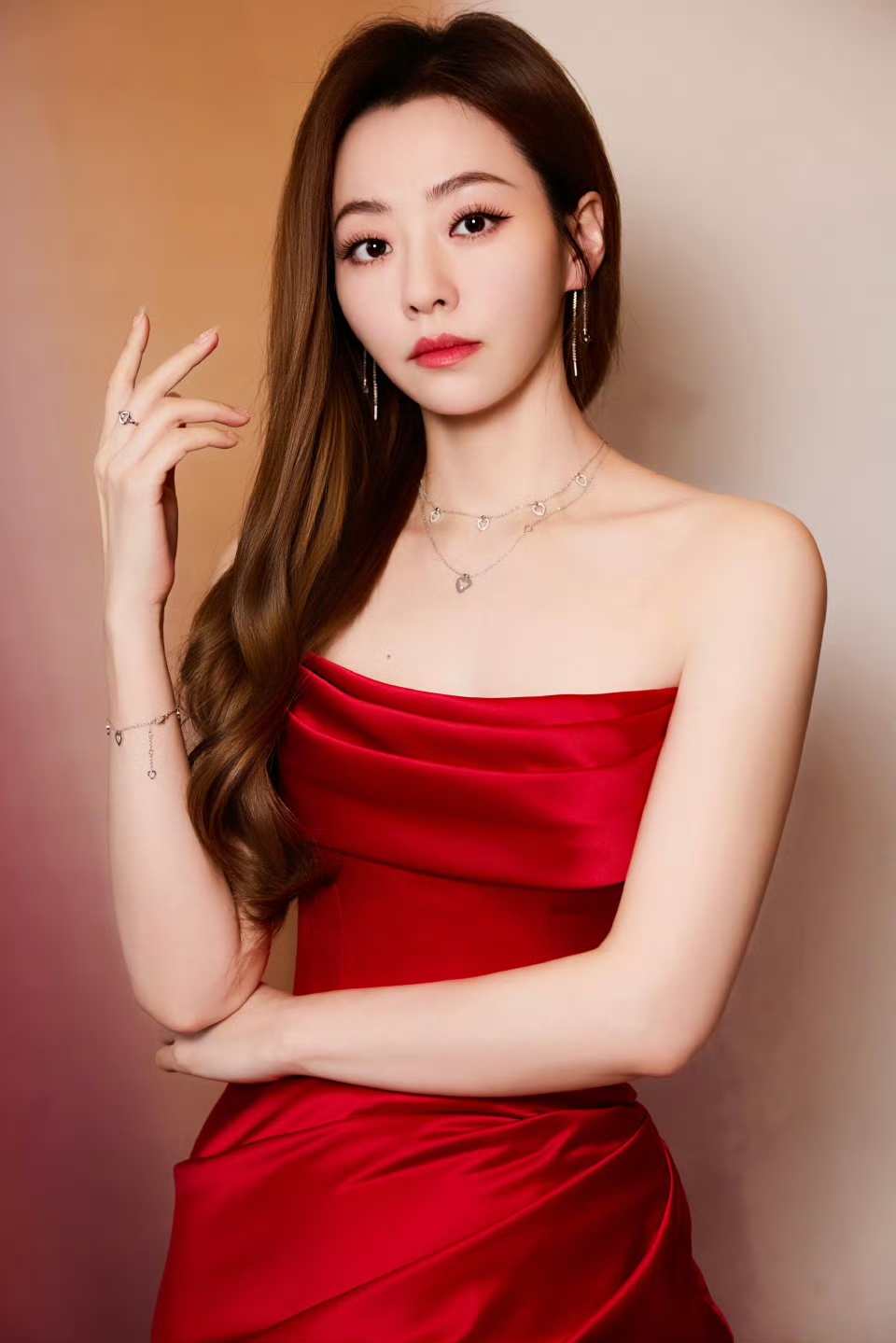 张靓颖红色抹胸裙写真，韵味十足