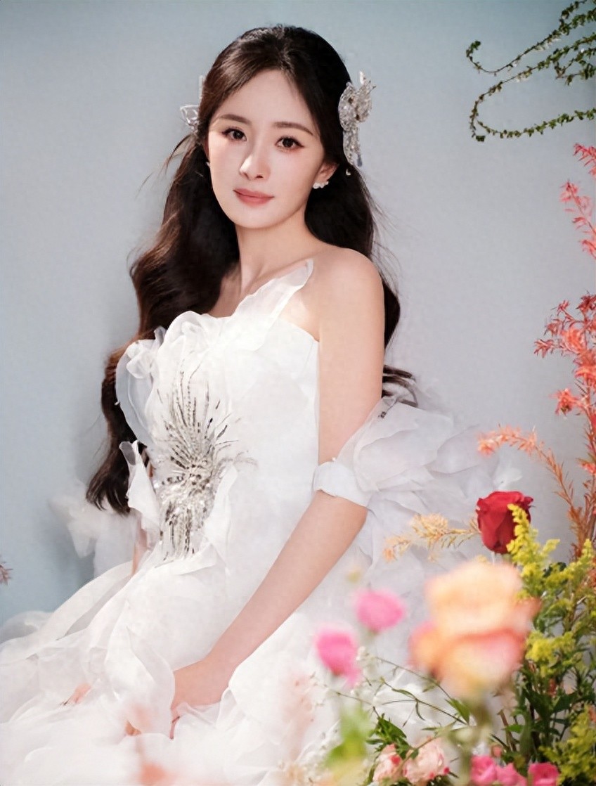 杨幂39岁庆生大片！穿抹胸长裙又仙又美，可以演《画皮》“小唯”