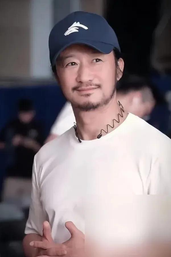 吴京大夏天穿着棉鞋带小儿子去吃烧烤,满脸胡子差点认不出