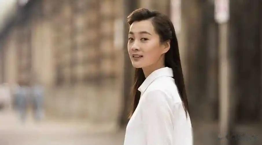 女演员与他同居5年,没结婚也没孩子,他却转头花5亿娶她的闺蜜