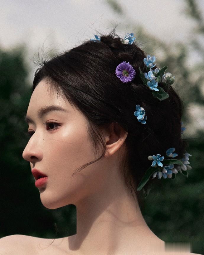 紫雾织就裙裾,花簇别在发梢,王玉雯从绿野的幽梦走出