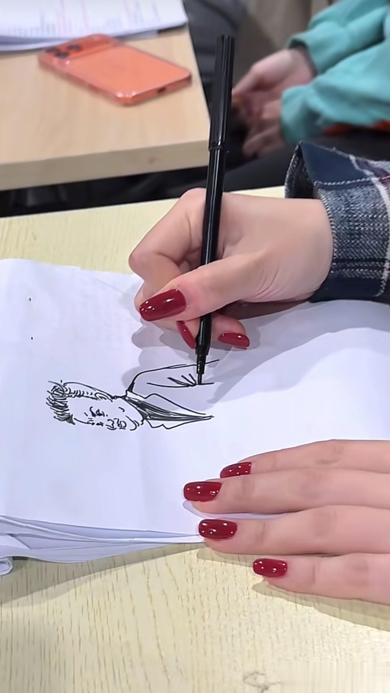 38岁张馨予分享上课日常！微卷发+格子外套，侧颜绝了 嫩得像女大