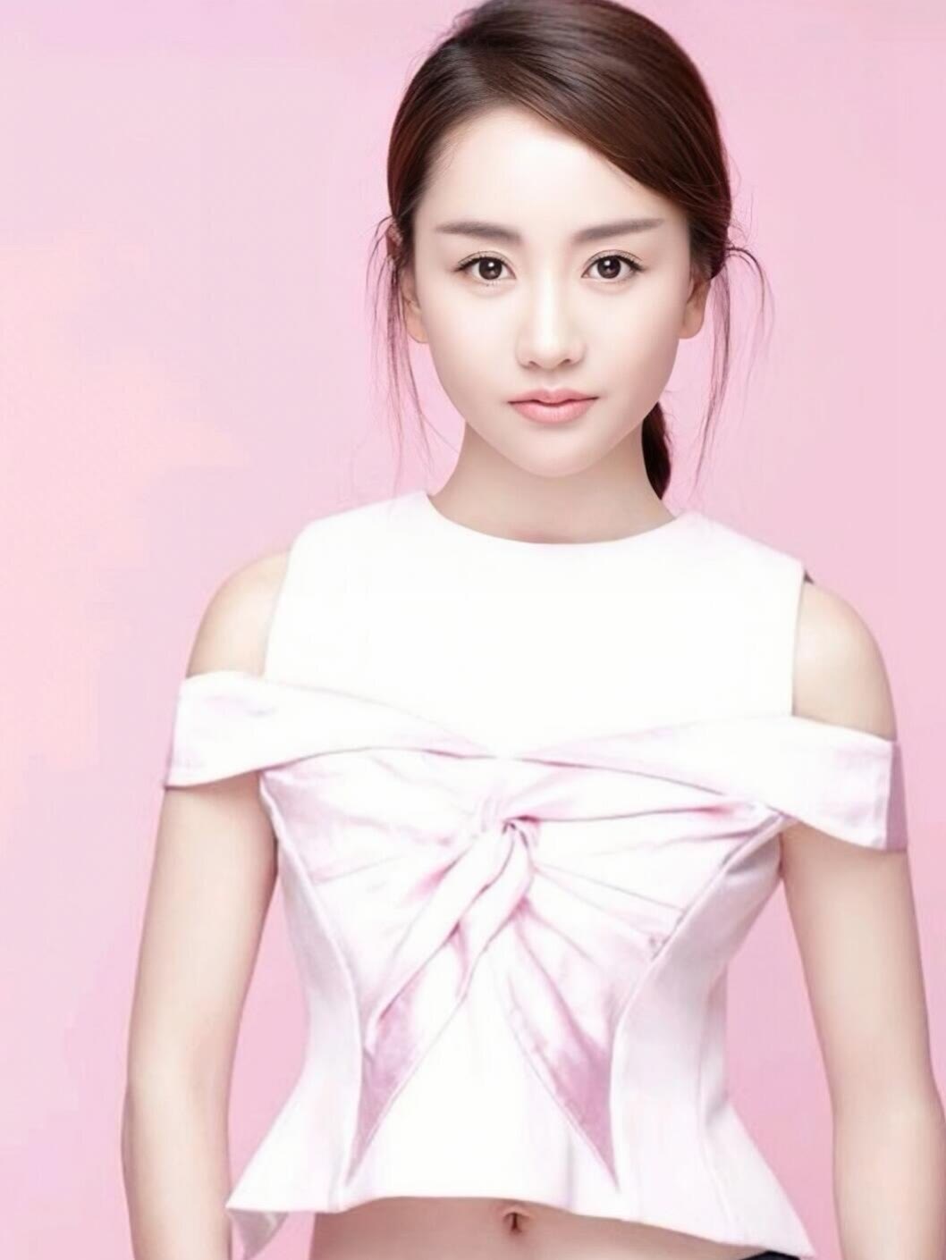 杨蓉穿雾霾蓝纱裙，短发造型温柔又惊艳