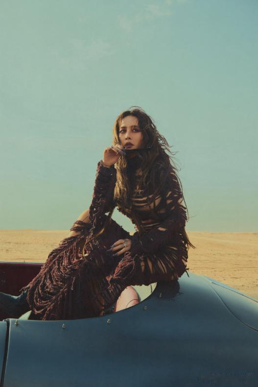 45岁的蔡依林，穿的好有视觉张力，身穿镂空长裙，野性先锋艺术风