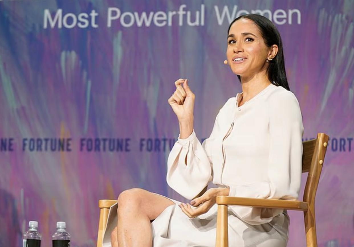 梅根素颜登杂志封面!44岁王妃大方谈婚姻:哈里爱我爱得理直气壮