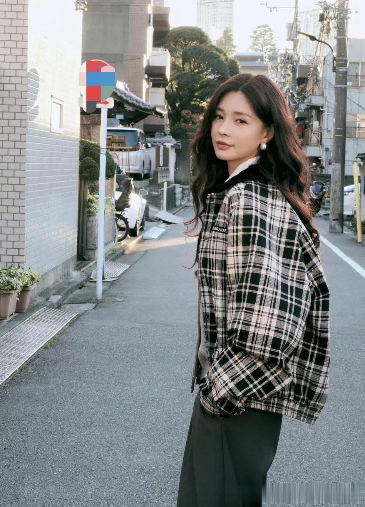 沈梦辰真是穿搭高手！格子夹克+V领马甲+阔腿裤，时髦又高级