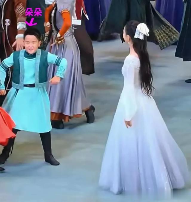 佟丽娅问董璇咱们两家定个娃娃亲怎样董璇的回应出奇的搞笑和体面