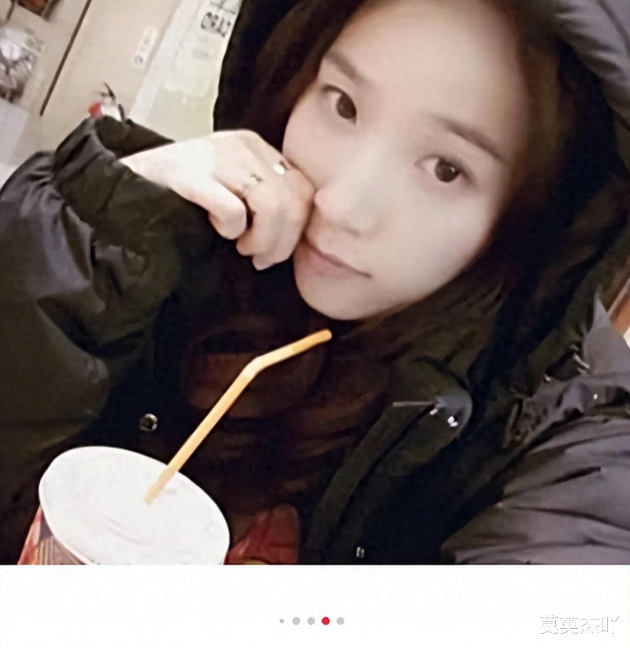 24岁的金赛纶白头白发，而她47岁的母亲却年轻漂亮！