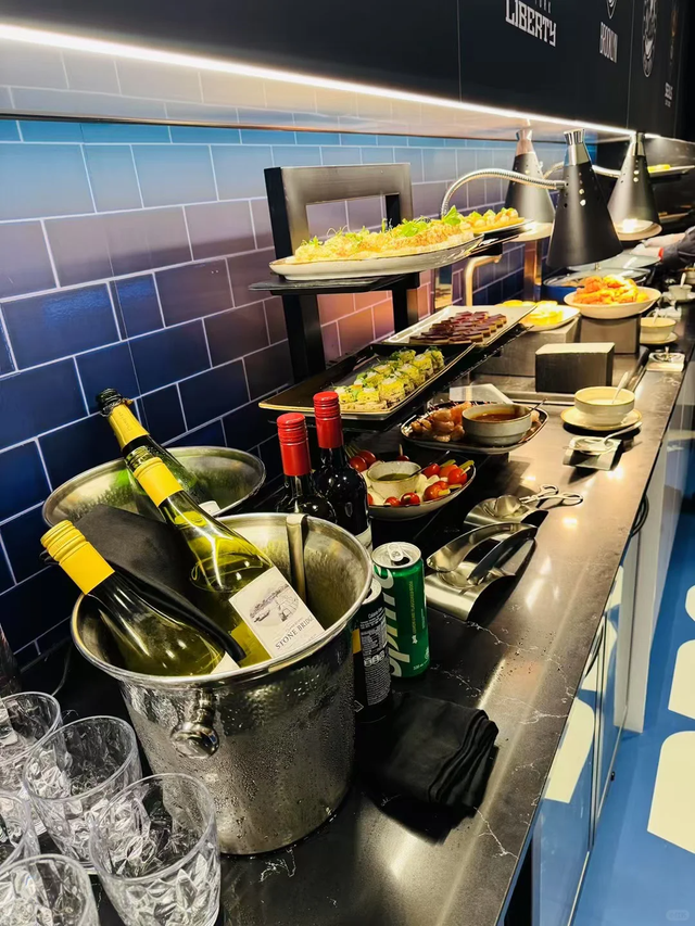 97岁李嘉诚看五月天演唱会,“自驾”电轮椅,头发眉毛都要掉光了